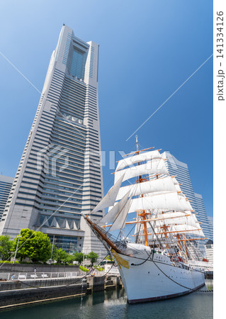 横浜みなとみらいの帆船日本丸と都市風景 141334126
