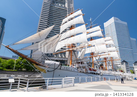 横浜みなとみらいの帆船日本丸と都市風景 141334128