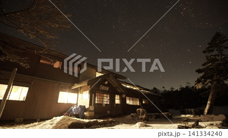 冬の雪山と山小屋の夜景、美しい満天の星空 冬の雪山と山小屋の夜景、美しい満天の星空 141334240