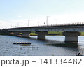 夕暮れ時の新行徳橋と河川風景 141334482