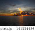 沖縄の美しい夕日 141334486