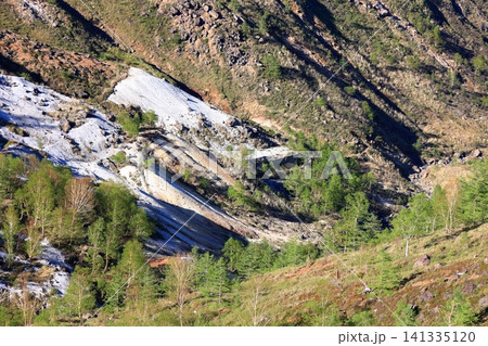 白根鉱山跡に残るコンクリート施設と荒涼とした山肌 白根鉱山跡に残るコンクリート施設と荒涼とした山肌 141335120