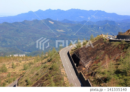 志賀草津道路から望む荒涼とした高原の道 志賀草津道路から望む荒涼とした高原の道 141335140