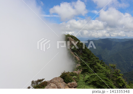 初夏の雲に包まれた石鎚山(愛媛県) 初夏の雲に包まれた石鎚山(愛媛県) 141335348