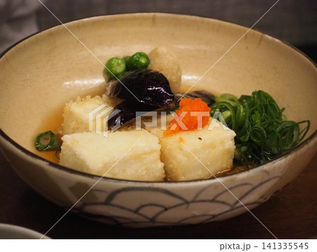 揚げ出し豆腐：もみじおろしとナスを添えた出汁が染みる美味しい和食の一品料理 141335545