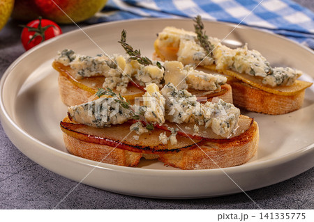 Bruschetta with caramelized pear and blue cheese Bruschetta with caramelized pear and blue cheese 141335775