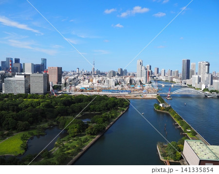 東京・汐留からの眺望:浜離宮恩賜庭園と隅田川、遠くに東京スカイツリーを望む快晴の絶景 東京・汐留からの眺望:浜離宮恩賜庭園と隅田川、遠くに東京スカイツリーを望む快晴の絶景 141335854