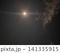 月光に照らされる夜空 141335915
