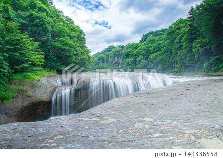 夏の新緑に包まれた吹割渓谷と吹割の滝の自然景観 群馬県沼田市 夏の新緑に包まれた吹割渓谷と吹割の滝の自然景観 群馬県沼田市 141336558