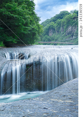 夏の新緑に包まれた吹割渓谷と吹割の滝の自然景観 群馬県沼田市 夏の新緑に包まれた吹割渓谷と吹割の滝の自然景観 群馬県沼田市 141336559