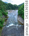 夏の新緑に包まれた吹割渓谷と吹割の滝の自然景観　群馬県沼田市 141336568