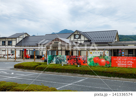 夏の新緑に包まれた吹割渓谷と吹割の滝の自然景観 群馬県沼田市 夏の新緑に包まれた吹割渓谷と吹割の滝の自然景観 群馬県沼田市 141336574
