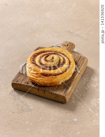 freshly baked sweet cinnamon roll 141336920