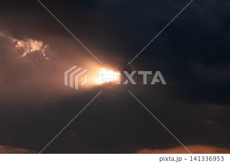 真っ黒な雲の隙間から一筋の光が差している不思議な風景 真っ黒な雲の隙間から一筋の光が差している不思議な風景 141336953