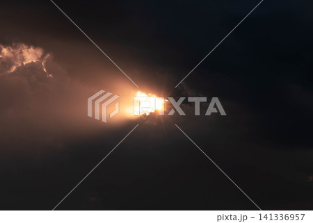 真っ黒な雲の隙間から一筋の光が差している不思議な風景 真っ黒な雲の隙間から一筋の光が差している不思議な風景 141336957