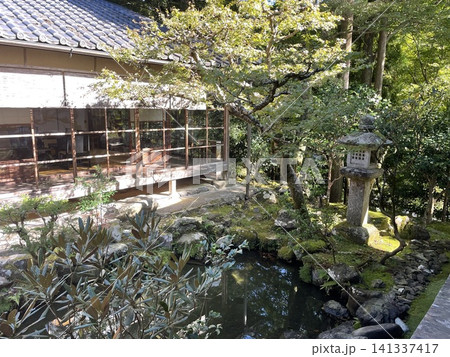 歴史ある日本家屋と池泉広がる美しい庭園 歴史ある日本家屋と池泉広がる美しい庭園 141337417