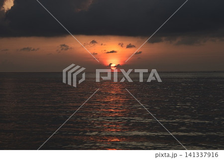 海の水平線に沈む夕日 海の水平線に沈む夕日 141337916