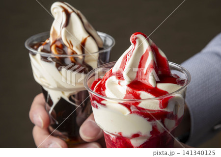 赤と白のソースが美しくかかったソフトクリームアイスクリーム 赤と白のソースが美しくかかったソフトクリームアイスクリーム 141340125