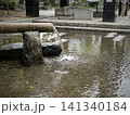 公園の水場に流れる清らかな水 141340184