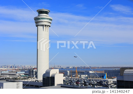 羽田空港管制塔と飛び立つ飛行機 羽田空港管制塔と飛び立つ飛行機 141340247