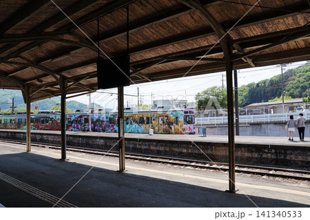 上長瀞駅のホームに入線する秩父鉄道秩父本線の列車 上長瀞駅のホームに入線する秩父鉄道秩父本線の列車 141340533