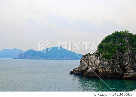 半島の先に島影が浮かぶ静かな海の風景 半島の先に島影が浮かぶ静かな海の風景 141340569
