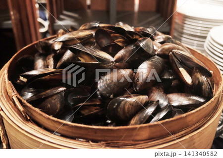 Close up seafood fresh mussels food In a woven bamboo steamer 141340582