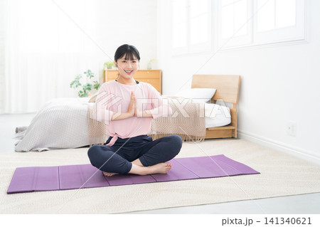ヨガの瞑想をする女性 ヨガの瞑想をする女性 141340621