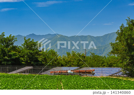 自然豊かな信州の山々と太陽光発電 141340860