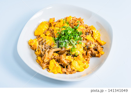 麻婆卵 ひき肉としめじ入りの中華風卵炒め 141341049