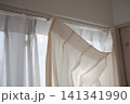 リビングの外れたままのカーテン 141341990
