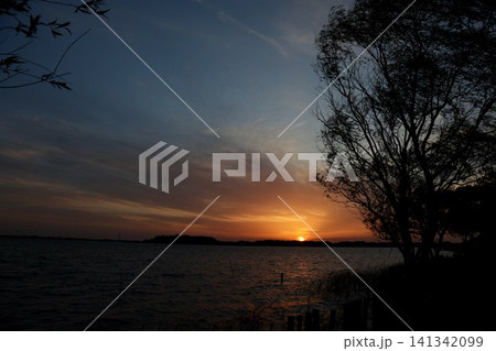 海に沈む夕日 海に沈む夕日 141342099