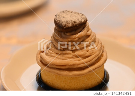 甘く美味しい栗のケーキ、モンブラン 甘く美味しい栗のケーキ、モンブラン 141342451