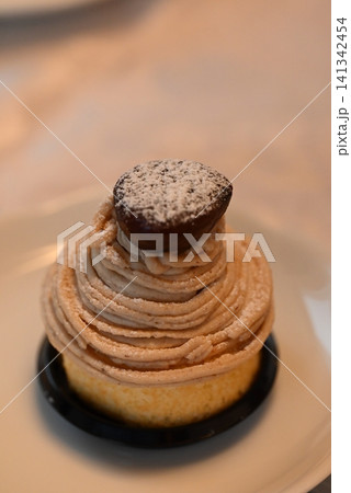甘く美味しい栗のケーキ、モンブラン 141342454