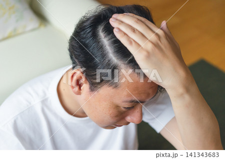 40代男性の自宅でのヘアケア 40代男性の自宅でのヘアケア 141343683