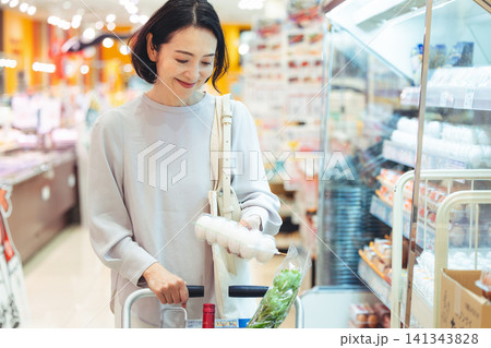 スーパーで卵を買う女性 141343828