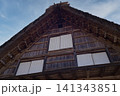 合掌造り古民家の茅葺き屋根と障子窓 曇り空を背景にした伝統家屋 141343851