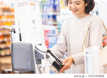 セルフレジを利用する女性 セルフレジを利用する女性 141343909