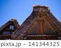 青空に映える合掌造りの茅葺き屋根 白川郷の伝統的な民家群 141344325