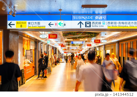 新宿駅・地下街 ショッピングモール サブナード 新宿駅・地下街 ショッピングモール サブナード 141344512
