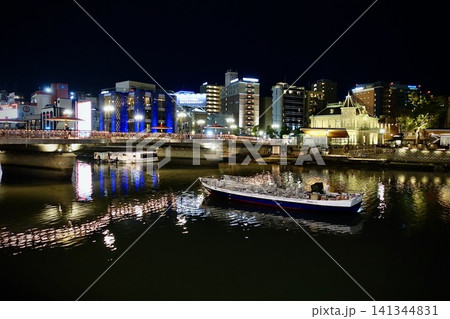 那珂川のクルーズ船とライトアップされた貴賓館が美しい中洲の夜景 福岡県 那珂川のクルーズ船とライトアップされた貴賓館が美しい中洲の夜景 福岡県 141344831