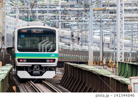 【上野東京ライン】新橋駅を発車する普通列車 【上野東京ライン】新橋駅を発車する普通列車 141344846