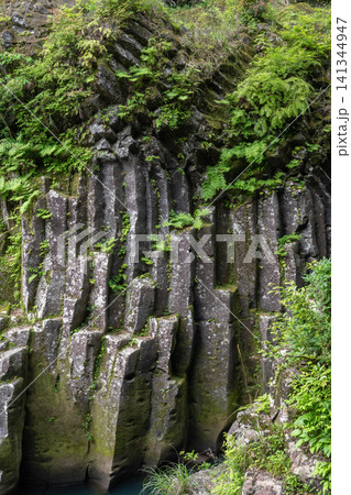 高千穂峡の柱状節理の岩肌と深い渓谷・宮崎県 141344947