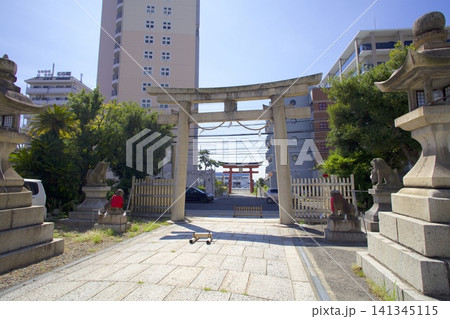 「舞子六神社（まいころくじんじゃ）」の鳥居越しにみる明石海峡 141345115