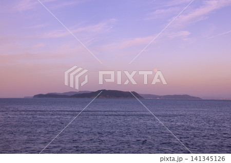 紀淡海峡、成ヶ島と中秋の名月/遠景に友ヶ島(淡路島・生石岬より) 紀淡海峡、成ヶ島と中秋の名月/遠景に友ヶ島(淡路島・生石岬より) 141345126