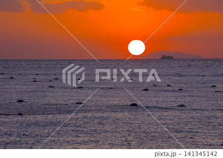 林崎松江海岸より見る播磨灘に沈みゆく夕陽 141345142