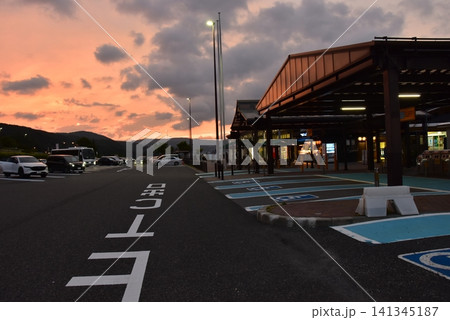 長野県　中央自動車道諏訪湖サービスエリア上りの商業施設と夕焼け空 141345187
