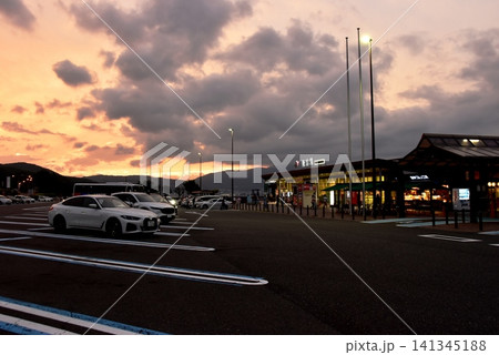 長野県 中央自動車道諏訪湖サービスエリア上りの商業施設と夕焼け空 長野県 中央自動車道諏訪湖サービスエリア上りの商業施設と夕焼け空 141345188
