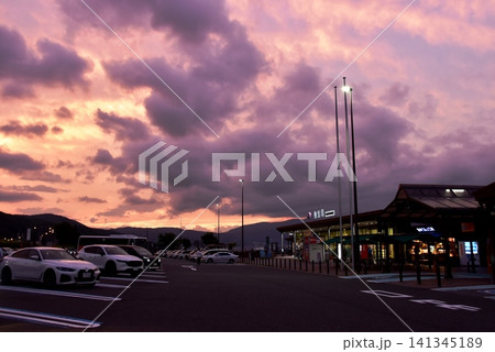 長野県　中央自動車道諏訪湖サービスエリア上りの商業施設と夕焼け空 141345189