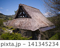 青空と山並みを背景にした合掌造りの茅葺き屋根 妻壁の装飾意匠 141345234